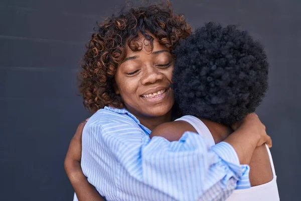 Αφρο Αμερικανίδες Μητέρα Και Κόρη Αγκαλιάζονται Για Απομονωμένο Μαύρο Φόντο — Φωτογραφία Αρχείου