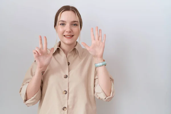 年轻的高加索女人穿着休闲装 手指指向八号 面带微笑 自信而快乐 — 图库照片