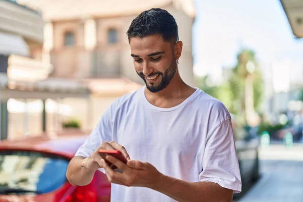 Fiatal Arab Férfi Mosolygós Magabiztos Segítségével Smartphone Utcán — Stock Fotó