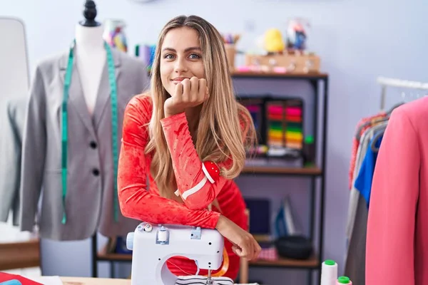 Young Blonde Woman Tailor Smiling Confident Leaning Sewing Machine Tailor — ストック写真