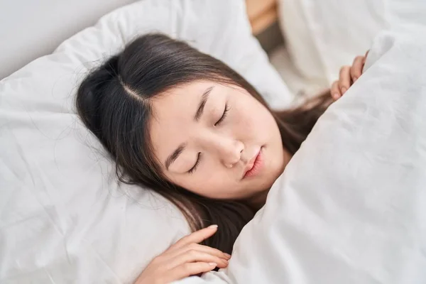 Chinês Mulher Deitada Cama Dormindo Quarto — Fotografia de Stock