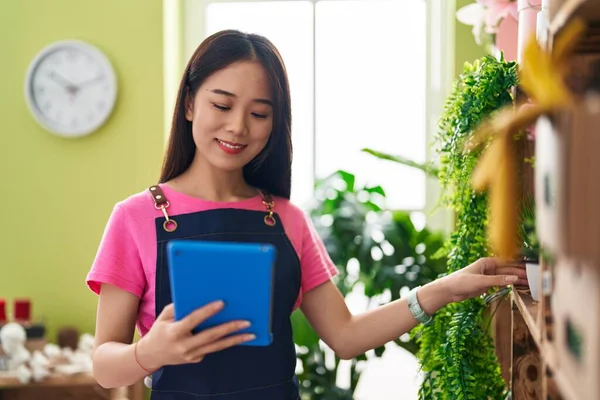 Young Chinese Woman Florist Smiling Confident Using Touchpad Flower Shop — Fotografia de Stock