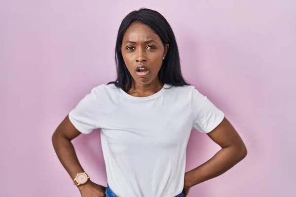 Şok Suratlı Sıradan Beyaz Tişört Giyen Afrikalı Genç Bir Kadın — Stok fotoğraf