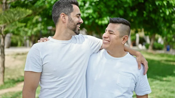 Dois Homens Sorrindo Confiantes Abraçando Outro Parque — Fotografia de Stock