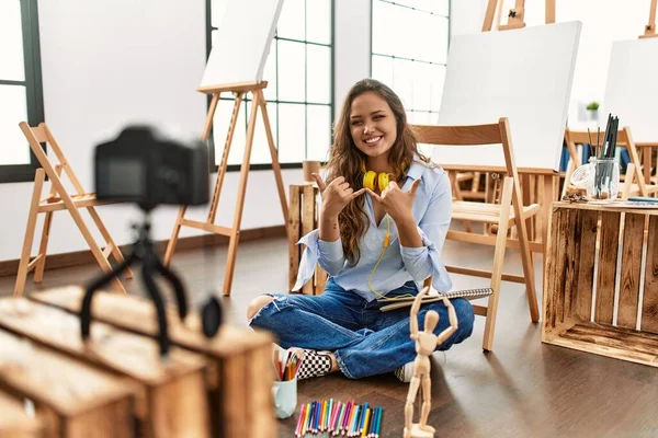 Jeune Belle Artiste Hispanique Enregistrement Dessin Leçon Communiquer Avec Langage — Photo
