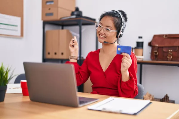 Asiática Joven Mujer Trabajando Usando Ordenador Portátil Tarjeta Crédito Sonriendo —  Fotos de Stock