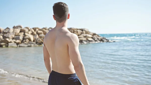 Mladý Hispánec Muž Turista Stojící Pozpátku Moře — Stock fotografie