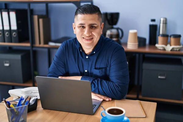 Junger Mann Aus Lateinamerika Lächelt Selbstbewusst Tisch Büro — Stockfoto