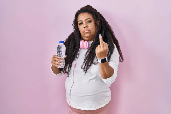 Size Hispanic Woman Wearing Sportswear Headphones Showing Middle Finger Impolite — Stock fotografie