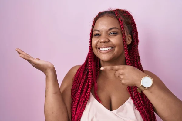 Африканская Американка Плетеными Волосами Стоящая Розовом Фоне Удивлена Улыбается Камеру — стоковое фото