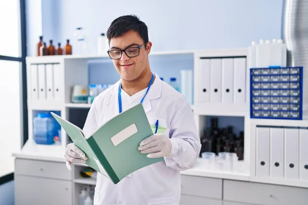 Syndrome Man Wearing Scientist Uniform Reading Notebook Laboratory — Stock Photo, Image