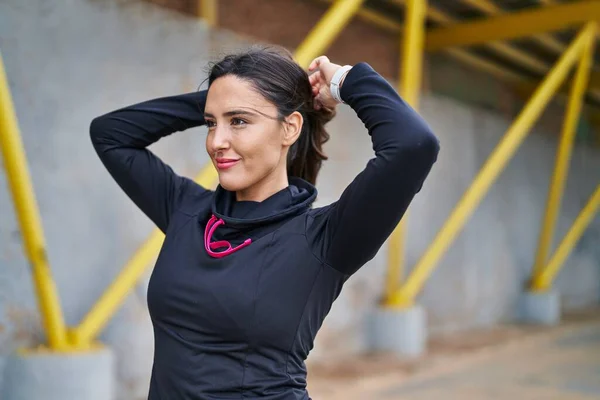 Spor Kıyafetleri Giyen Genç Spanyol Kadın Sokakta Elleriyle Saçlarını Tarıyor — Stok fotoğraf