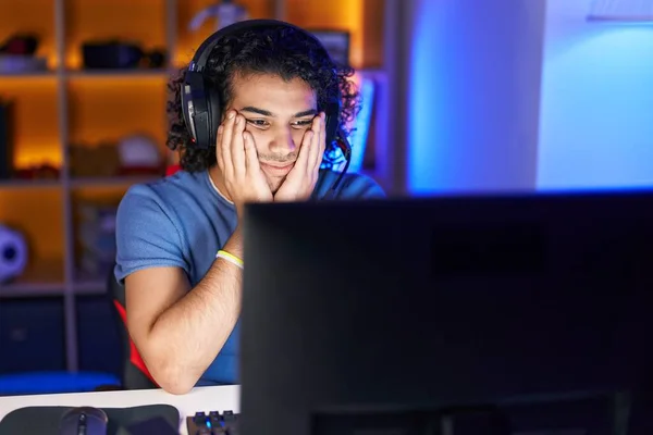 Oyun Odasında Bilgisayar Kullanarak Vurgulanan Genç Latin Adam Flaması — Stok fotoğraf