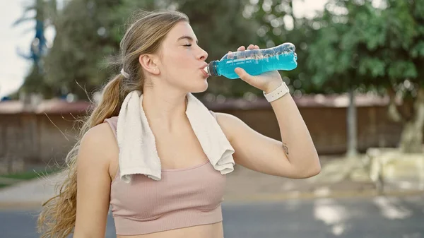 Junge Blonde Frau Sportbekleidung Trinkt Energiegeladenes Getränk Park — Stockfoto