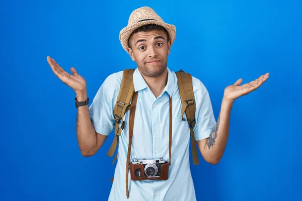 Бразильский Молодой Человек Держит Винтажную Камеру Невежественным Запутанное Выражение Лица — стоковое фото