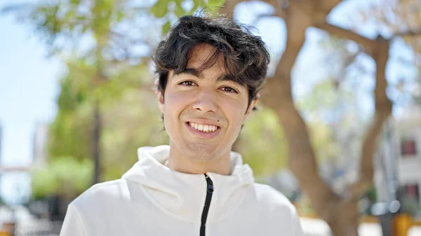 Jovem Hispânico Sorrindo Confiante Parque — Fotografia de Stock