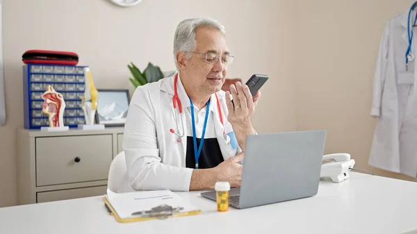 Middle Age Man Grey Hair Doctor Sending Voice Message Smartphone — Stock Photo, Image