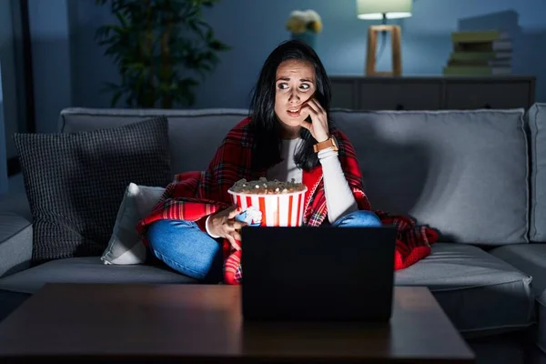 Donna Ispanica Mangiare Popcorn Guardando Film Sul Divano Cercando Stressato — Foto Stock