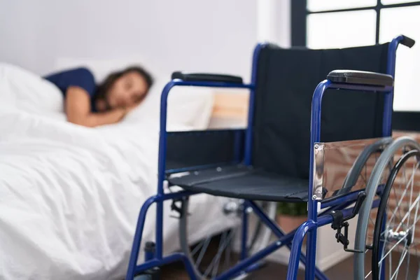Genç Spanyol Sakat Adam Yatakta Uzanıp Yatak Odasında Uyuyor — Stok fotoğraf
