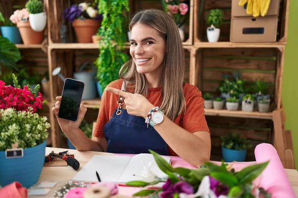 Mulher Jovem Hispânica Trabalhando Florista Loja Mostrando Tela Smartphone Sorrindo — Fotografia de Stock