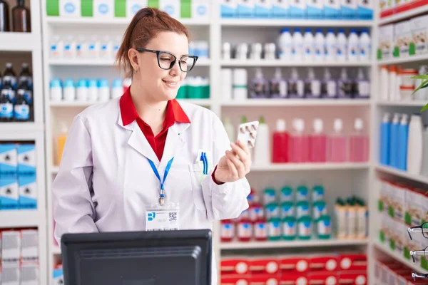Young Beautiful Size Woman Pharmacist Using Computer Holding Pills Tablet — Foto Stock