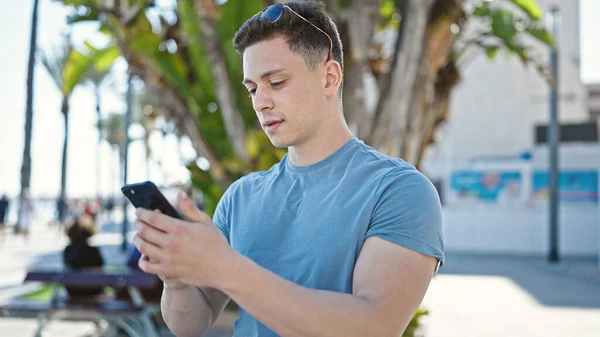 Young Hispanic Man Tourist Using Smartphone Relaxed Expression Street — Stock Photo, Image
