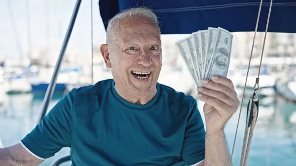 Starszy Siwowłosy Mężczyzna Uśmiecha Się Pewnie Trzymając Dolary Łodzi — Zdjęcie stockowe
