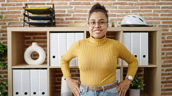 Νεαρή Αφροαμερικανή Γυναίκα Χαμογελά Αυτοπεποίθηση Φορώντας Γυαλιά Στο Γραφείο — Φωτογραφία Αρχείου