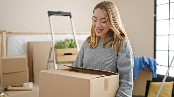 Young Blonde Woman Smiling Confident Holding Package New Home — ストック写真