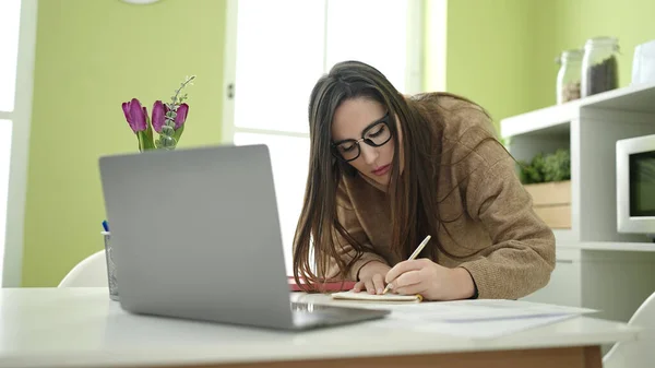 Mulher Hispânica Bonita Usando Laptop Escrita Notebook Sala Jantar — Fotografia de Stock
