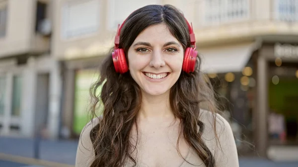 Giovane Bella Donna Ispanica Sorridente Fiducioso Ascoltare Musica Strada — Foto Stock