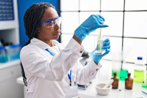 Mujer Afroamericana Vistiendo Uniforme Científico Midiendo Laboratorio Líquido —  Fotos de Stock