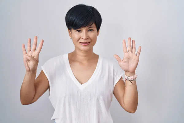 Jovem Mulher Asiática Com Cabelo Curto Sobre Fundo Isolado Mostrando — Fotografia de Stock