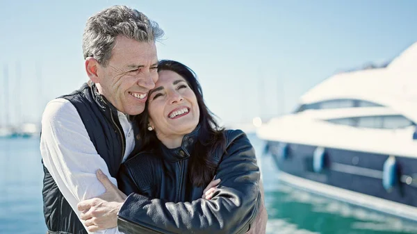 Kıdemli Erkek Kadın Çift Gülümsüyor Limanda Birbirlerine Sarılıyorlar — Stok fotoğraf