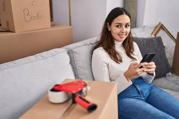 Young Beautiful Hispanic Woman Smiling Confident Using Smartphone New Home — 스톡 사진