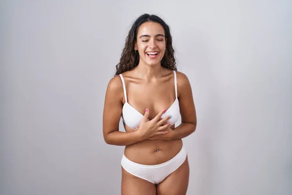 Mladá Hispánka Nosí Bílé Spodní Prádlo Úsměvem Hlasitě Směje Protože — Stock fotografie