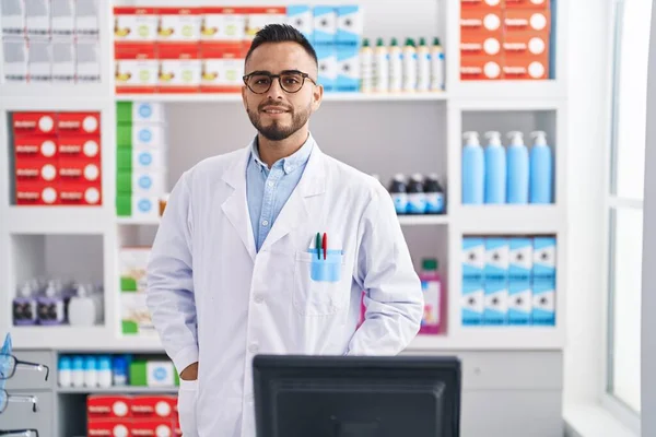 Молодий Іспаномовний Чоловік Фармацевт Посміхається Впевнено Стоїть Аптеці — стокове фото