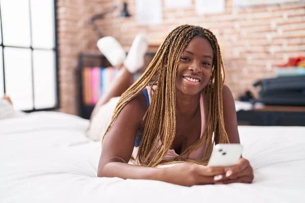 African American Woman Using Smartphone Lying Bed Bedroom — Stockfoto