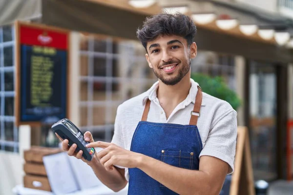 Jovem Árabe Homem Garçom Segurando Dados Telefone Trabalhando Restaurante — Fotografia de Stock