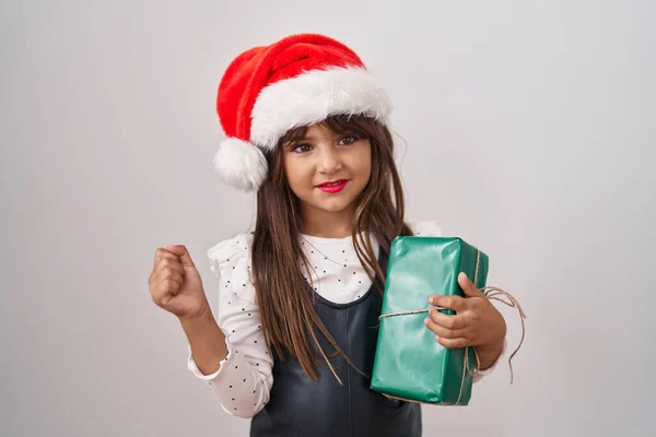 Pequena Menina Hispânica Vestindo Chapéu Natal Segurando Presentes Gritando Orgulhoso — Fotografia de Stock