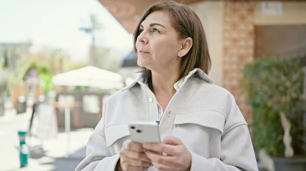 Medelålders Latinamerikansk Kvinna Använder Smartphone Gatan — Stockfoto