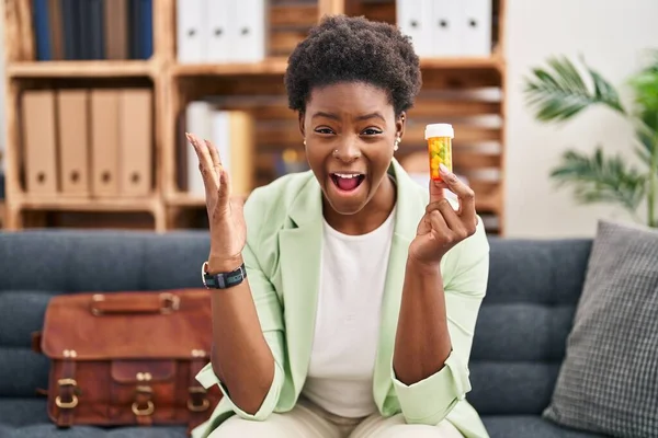 Afroamerikanerin Die Depressionen Arbeitet Hält Tabletten Der Hand Und Feiert — Stockfoto