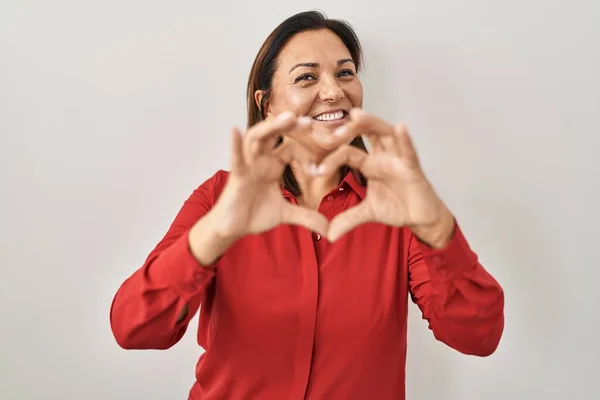 Latino Volwassen Vrouw Die Een Witte Achtergrond Glimlachend Liefde Doet — Stockfoto
