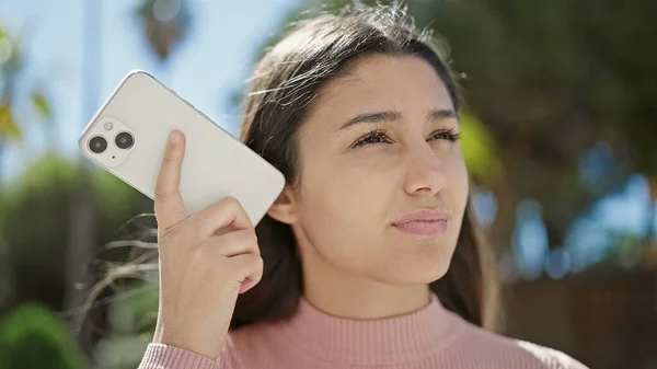 Young Beautiful Hispanic Woman Listening Audio Message Smartphone Serious Expression — Stock Photo, Image