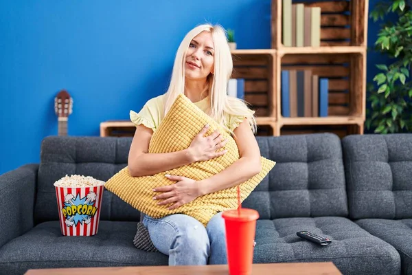 Blanke Vrouw Die Popcorn Eet Thuis Een Film Kijkt Ontspannen — Stockfoto