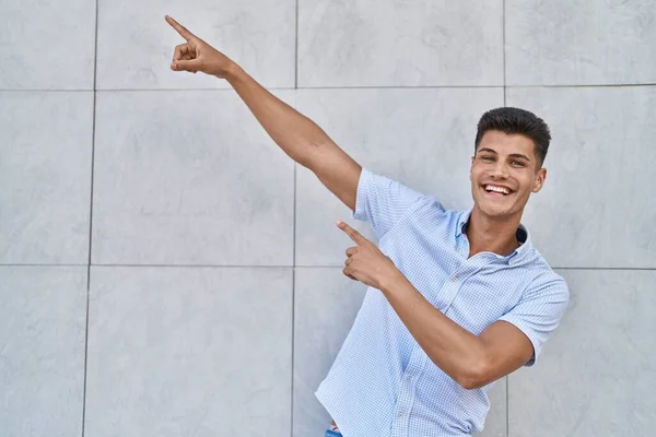 Jovem Hispânico Sorrindo Confiante Apontando Com Dedos Para Céu Rua — Fotografia de Stock