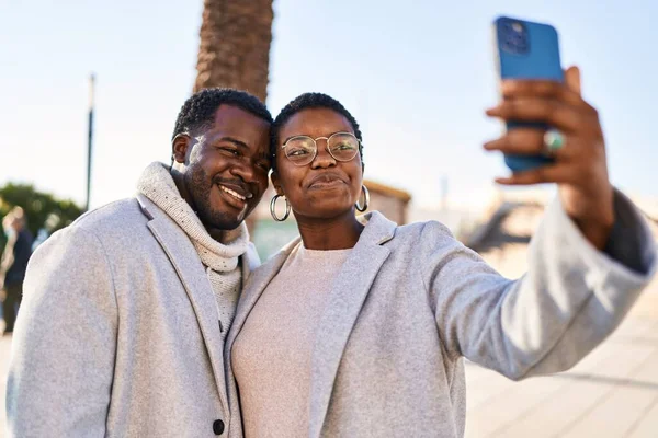 Man Vrouw Paar Samen Staan Maken Selfie Door Smartphone Straat — Stockfoto
