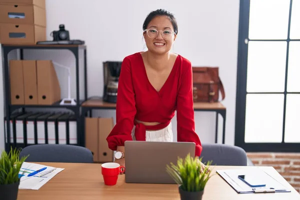 Young Chinese Woman Business Worker Smiling Confident Standing Desk Office —  Fotos de Stock