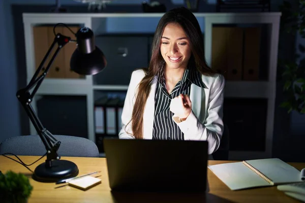 Genç Esmer Kadın Geceleri Ofiste Dizüstü Bilgisayarla Çalışıyor Buraya Kol — Stok fotoğraf