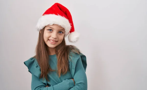 Noel Şapkası Takan Kollarını Kavuşturup Kameraya Gülümseyen Beyaz Bir Kız — Stok fotoğraf